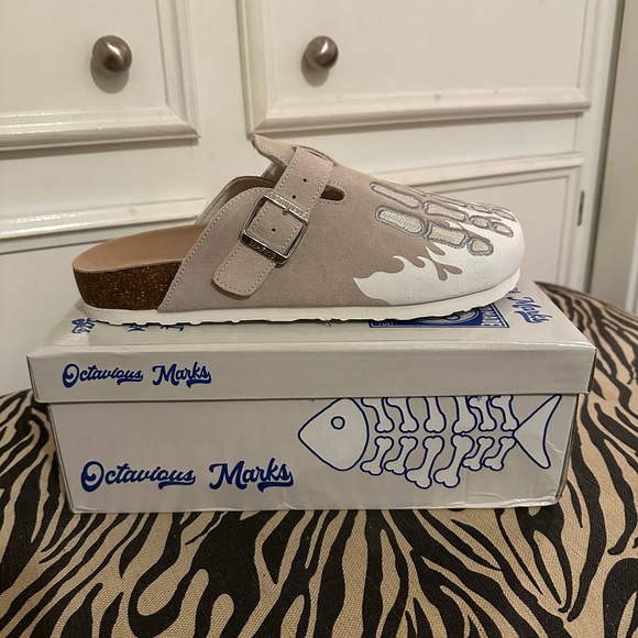 SOLD- OCTAVIOUS MARKS UNISEX FISHBONE CLOGS. MENS SIZE 7/8. WOMEN'S SIZE 9/10. - Picture 2 of 8